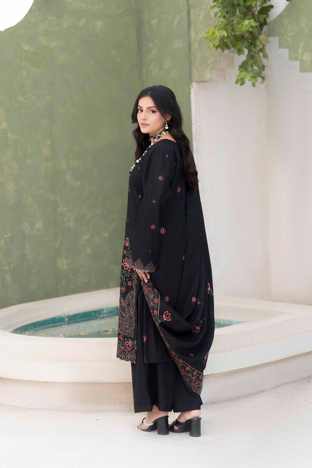 CHARCOAL BLACK LUXURY EMBROIDERED VELVET STRIPE CHAMKI SET