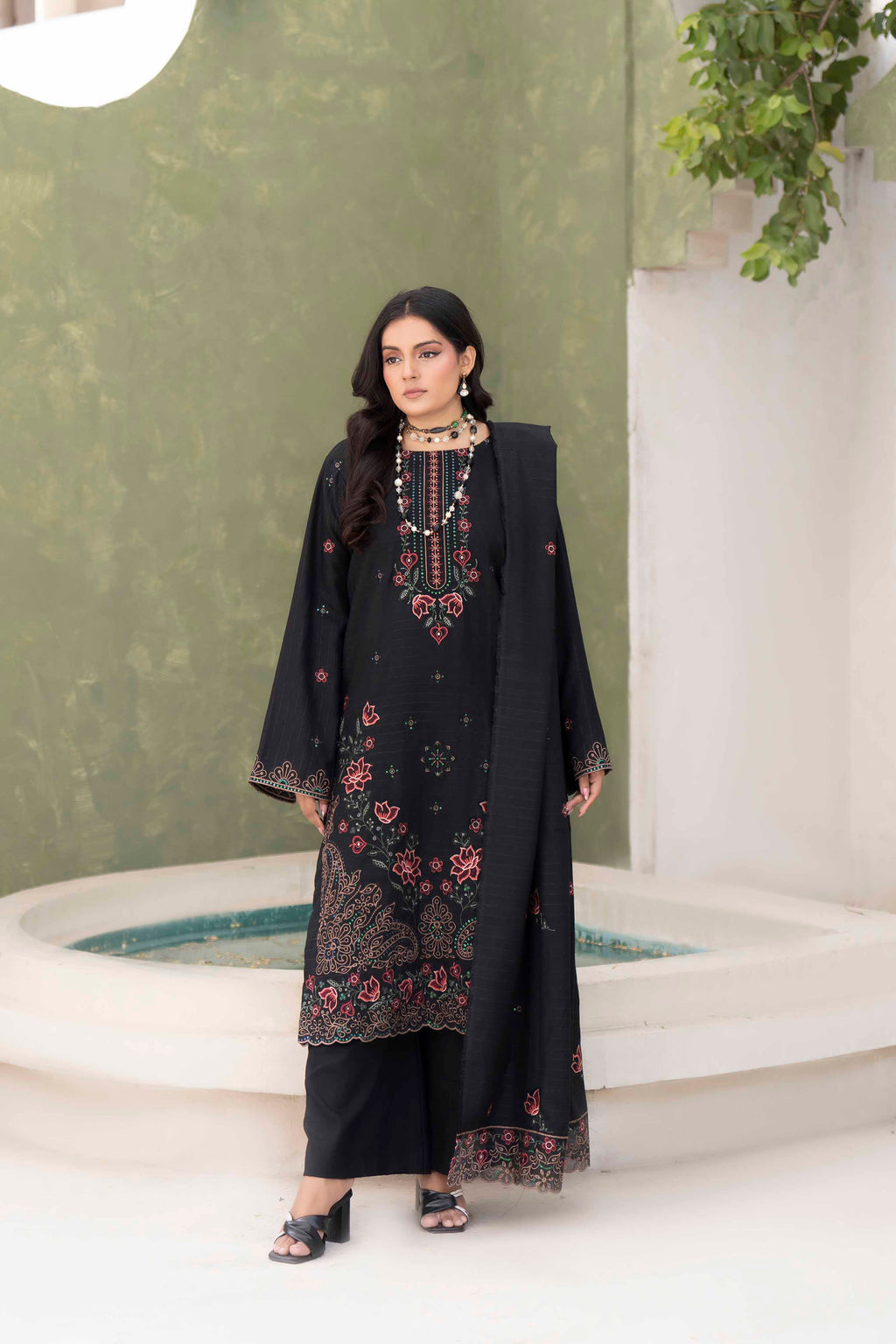CHARCOAL BLACK LUXURY EMBROIDERED VELVET STRIPE CHAMKI SET