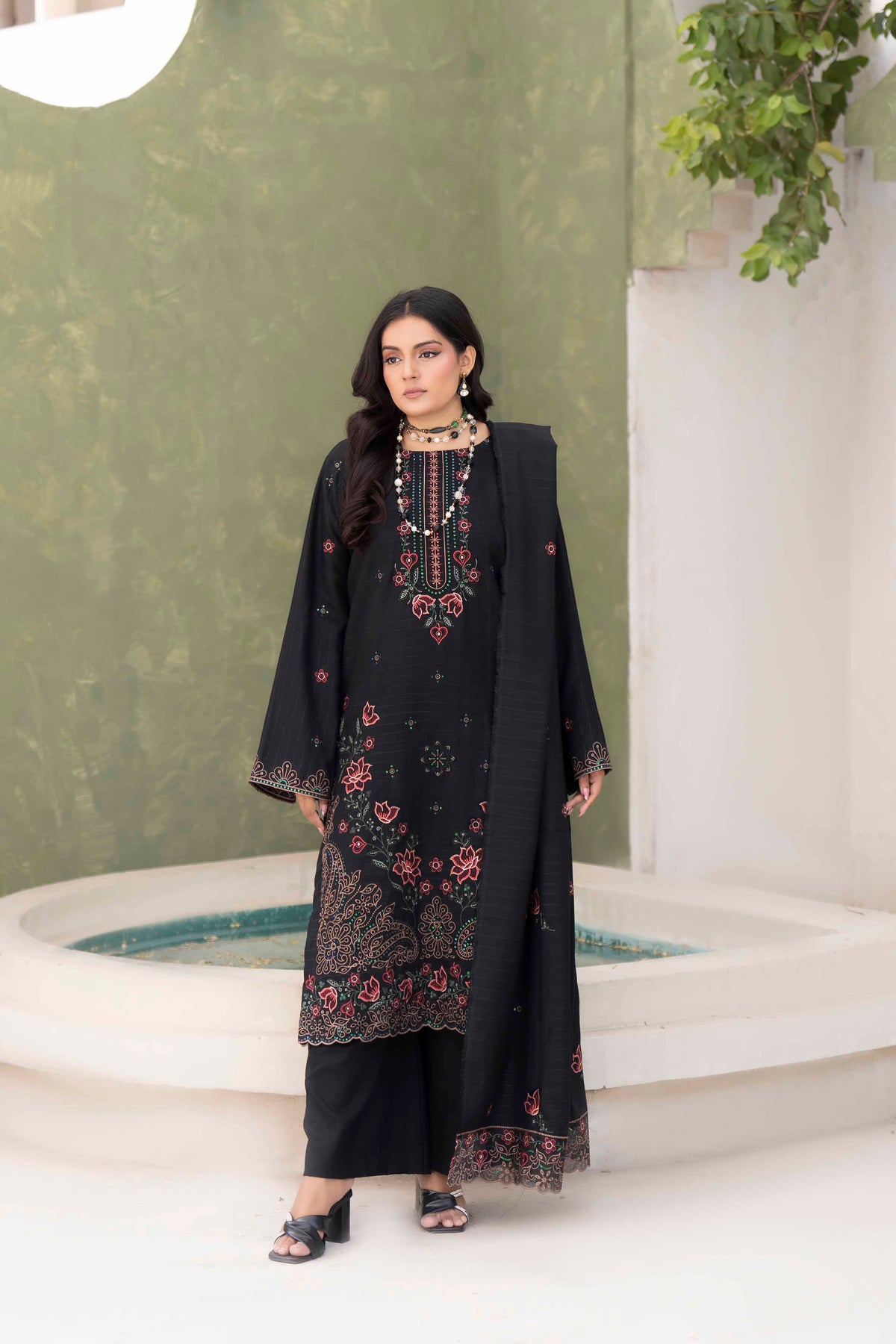 CHARCOAL BLACK LUXURY EMBROIDERED VELVET STRIPE CHAMKI SET